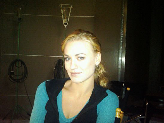 Yvonne poses for Ali on the set of Chuck episode 3.08